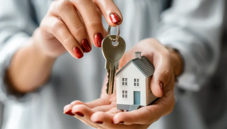 Turning Point Realtor handing keys to new home buyer